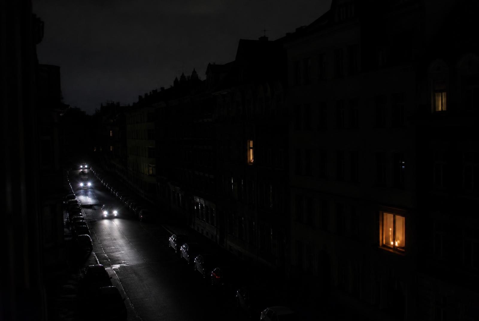 Quartiere europeo completamente al buio durante un blackout, poche candele alle finestre